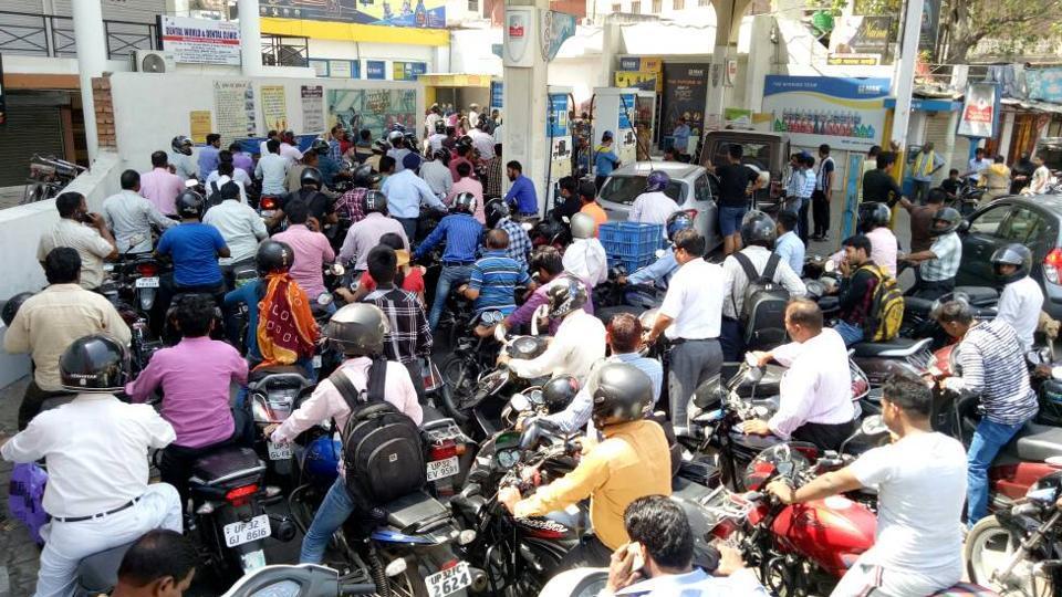 🚨 लखनऊ में पेट्रोल को लेकर हड़कंप, पंपों पर लंबी कतारें